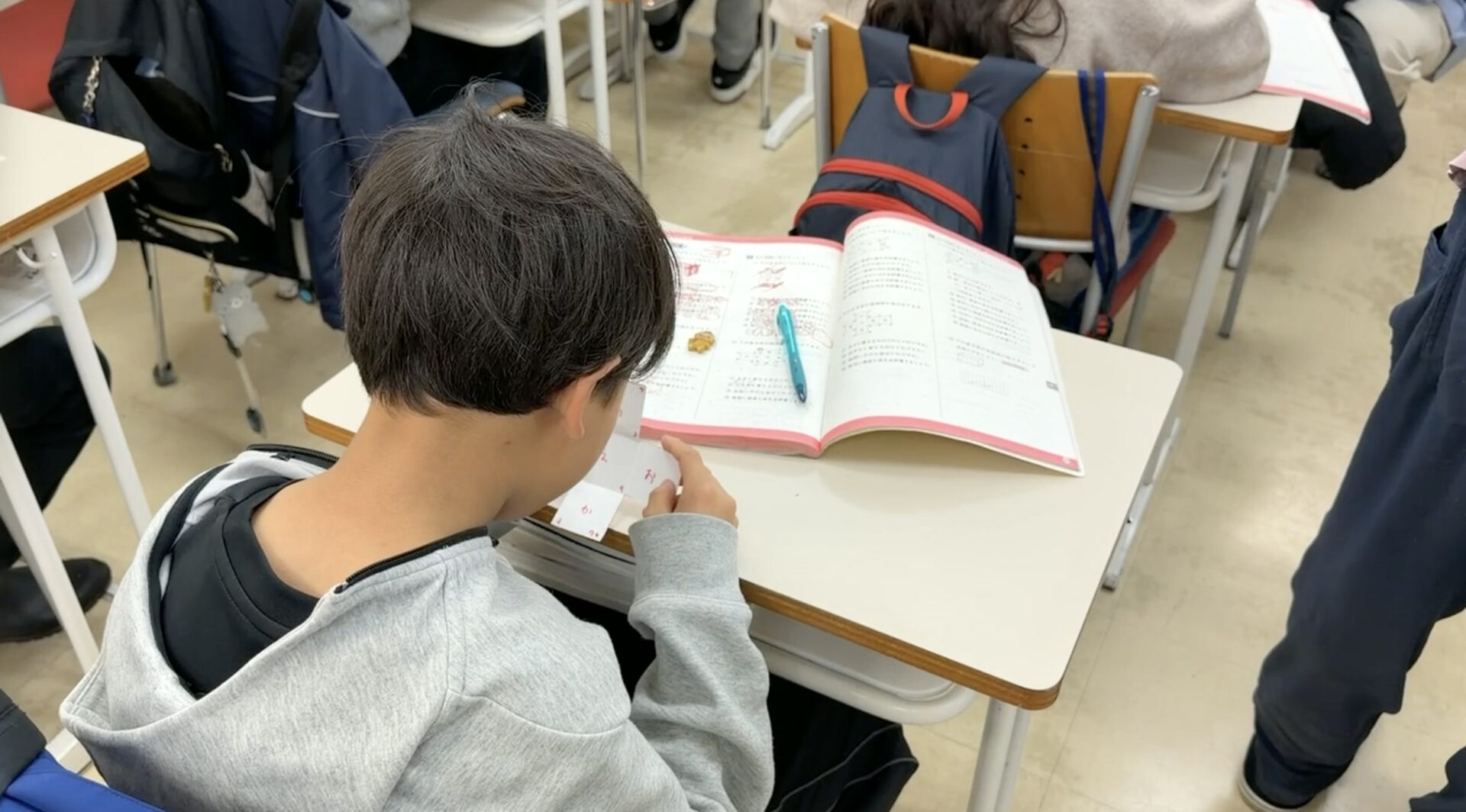 教材を開き自分の力で問題に向き合うユニバースクールの生徒