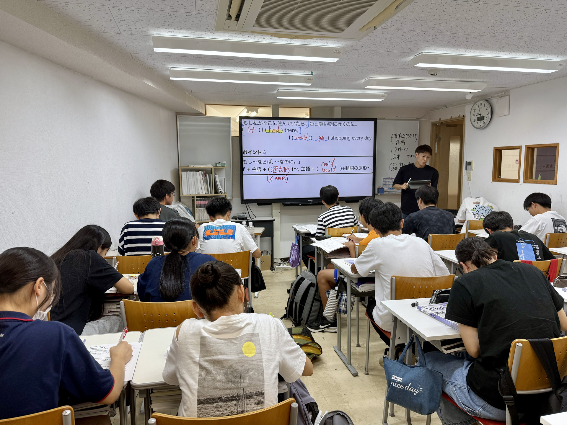 中学部の教室で、先生の英語の授業に取り組む生徒たち